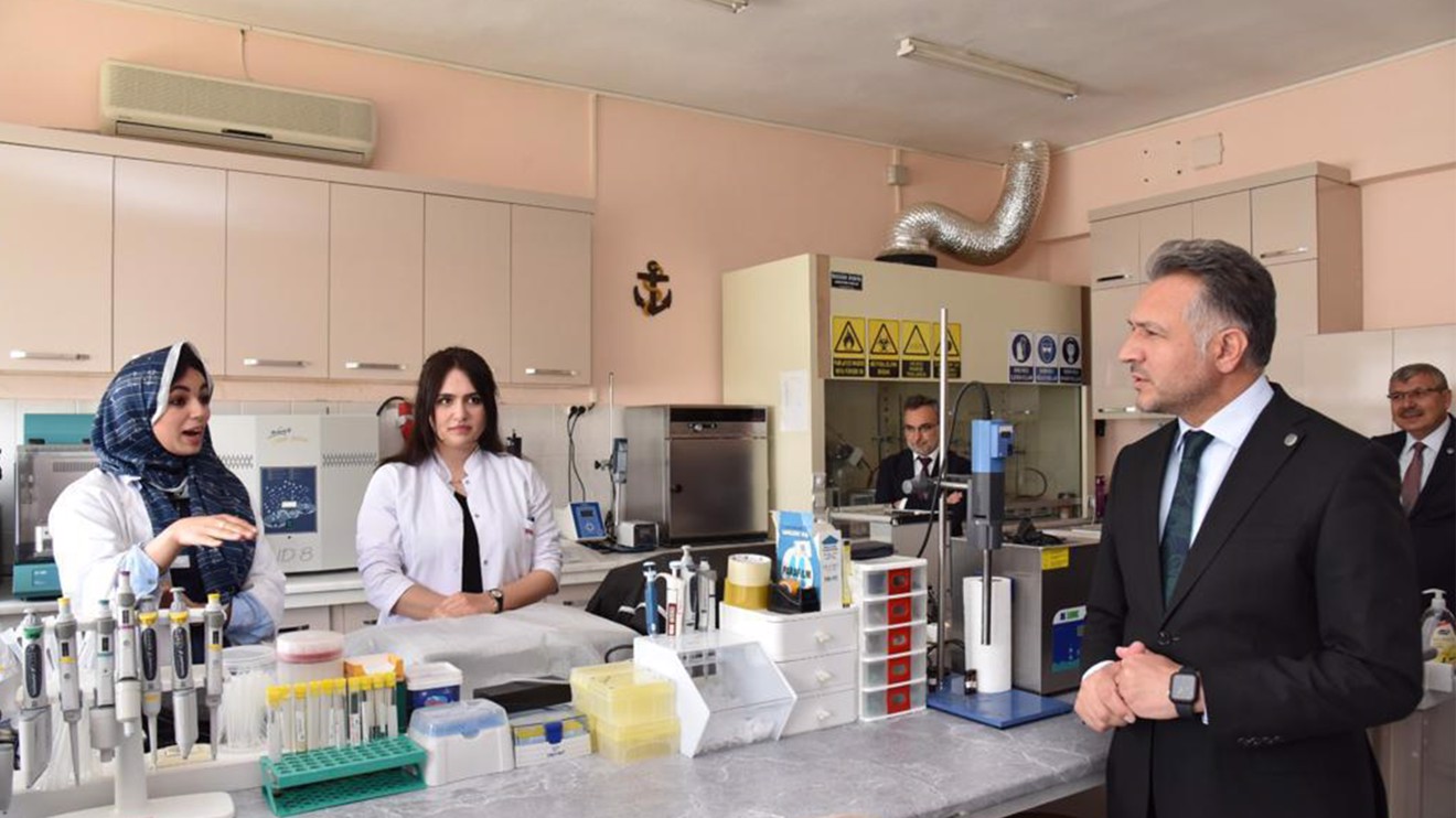 Rektör Aksoy, Fen Fakültesi laboratuvarlarını inceledi
